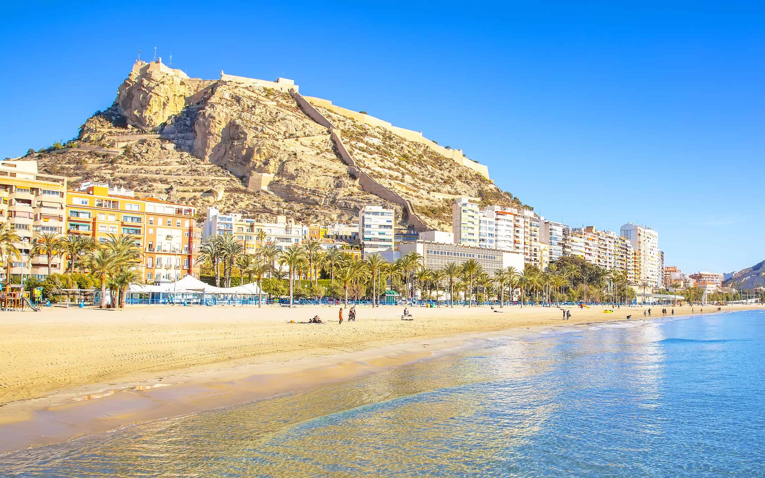 Spiaggia e costa di Postiguet ad Alicante, Spagna