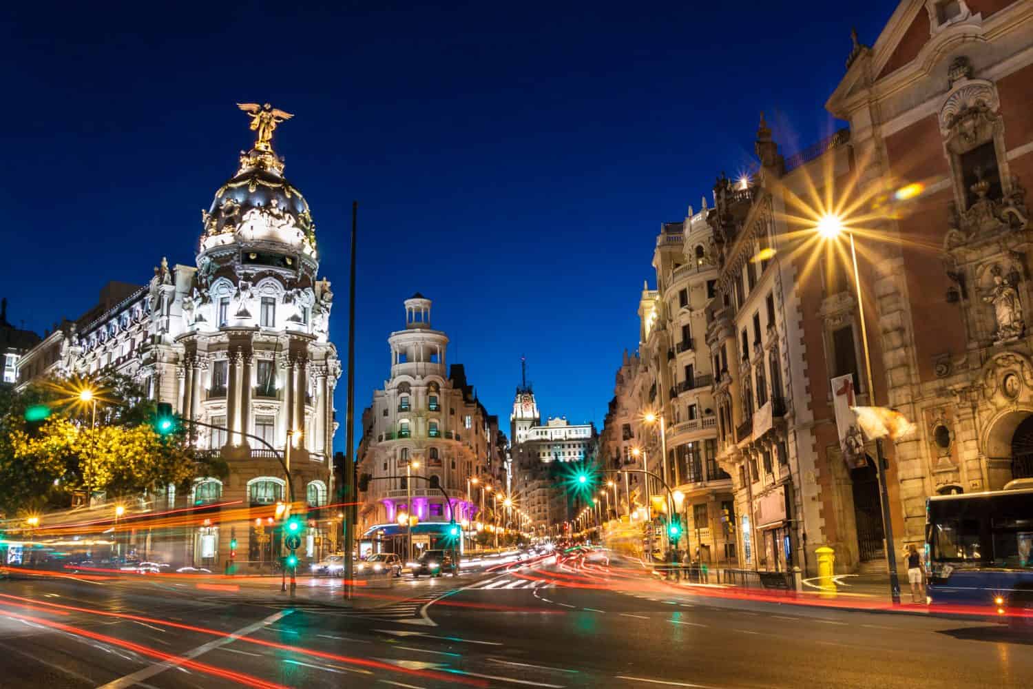Raggi di semafori sulla Gran Via, la principale via dello shopping di Madrid di notte.  Spagna, Europa.