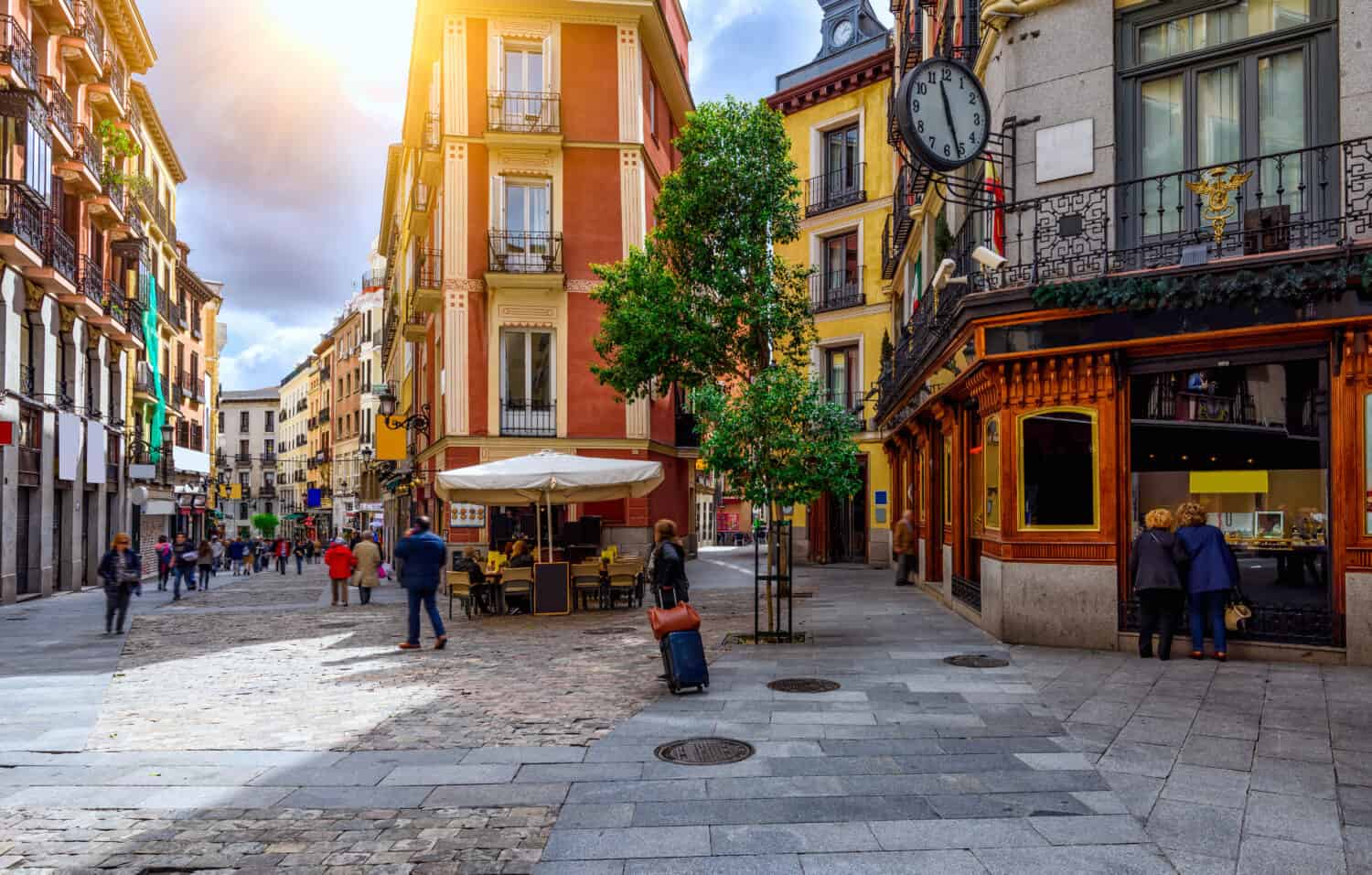 Vecchia strada accogliente a Madrid, Spagna.  Architettura e punto di riferimento di Madrid, cartolina di Madrid