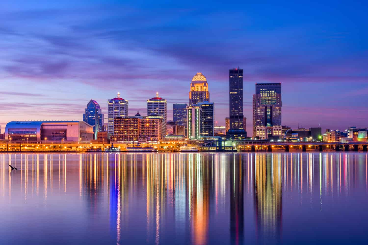 Louisville, Kentucky, Stati Uniti d'America skyline sul fiume.