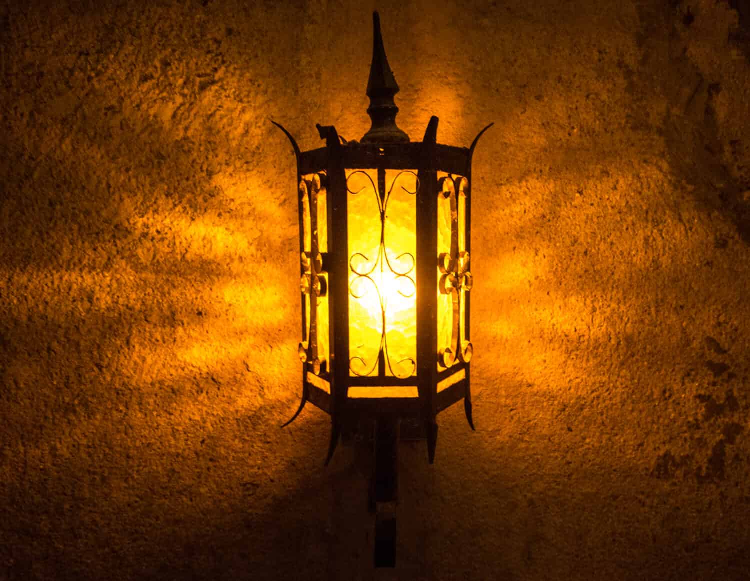 Lanterna luminosa nella grotta oscura Howe Caverns nello stato di New York