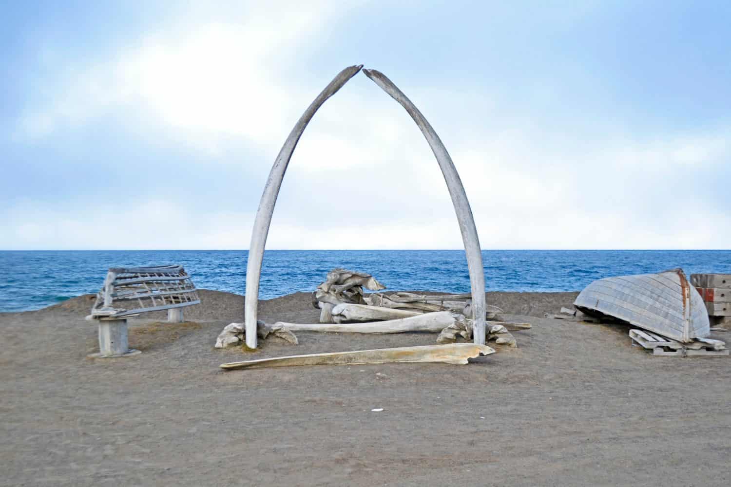 Arco di ossa di balena a Utqiagvik, Alaska, ai margini dell'Oceano Artico.  Denominato il "Porta per l'Artico"simboleggia il rapporto della comunità con il mare e la caccia alle balene.