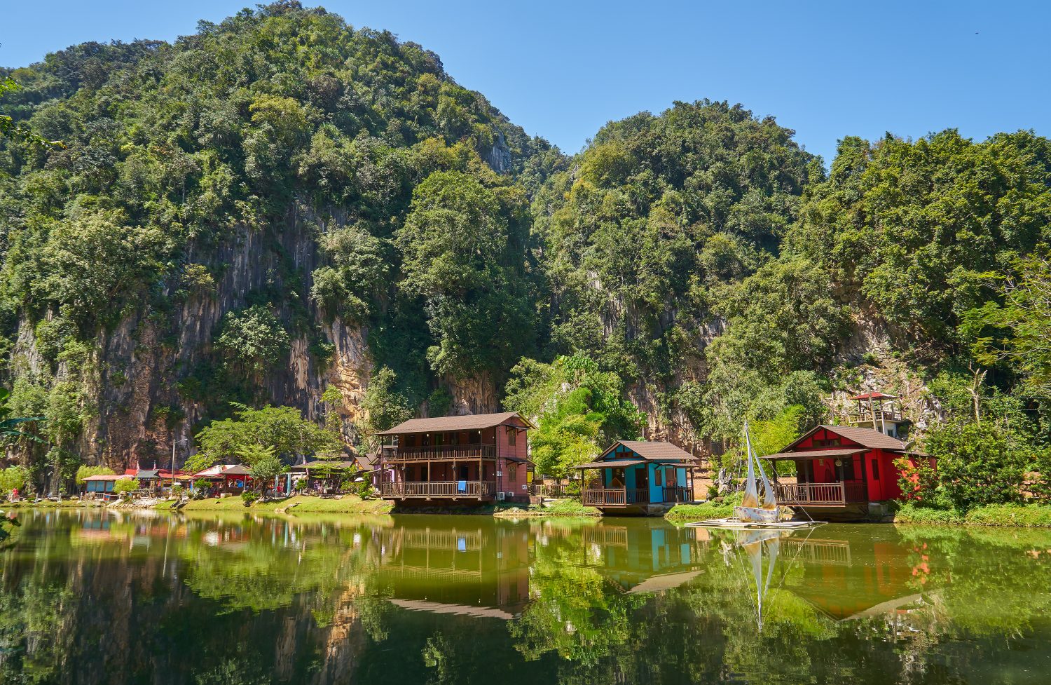 Casa in legno sul lago Ipoh, Perak, Malesia
