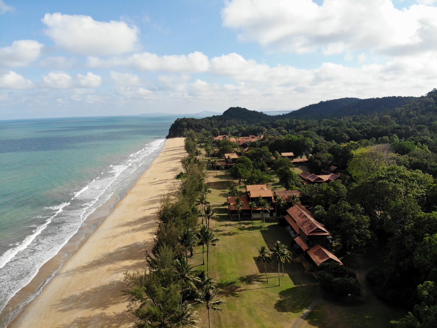 Pahang, MALESIA: Viste della spiaggia di Cherating dalla veduta aerea creata dalla fotocamera dji