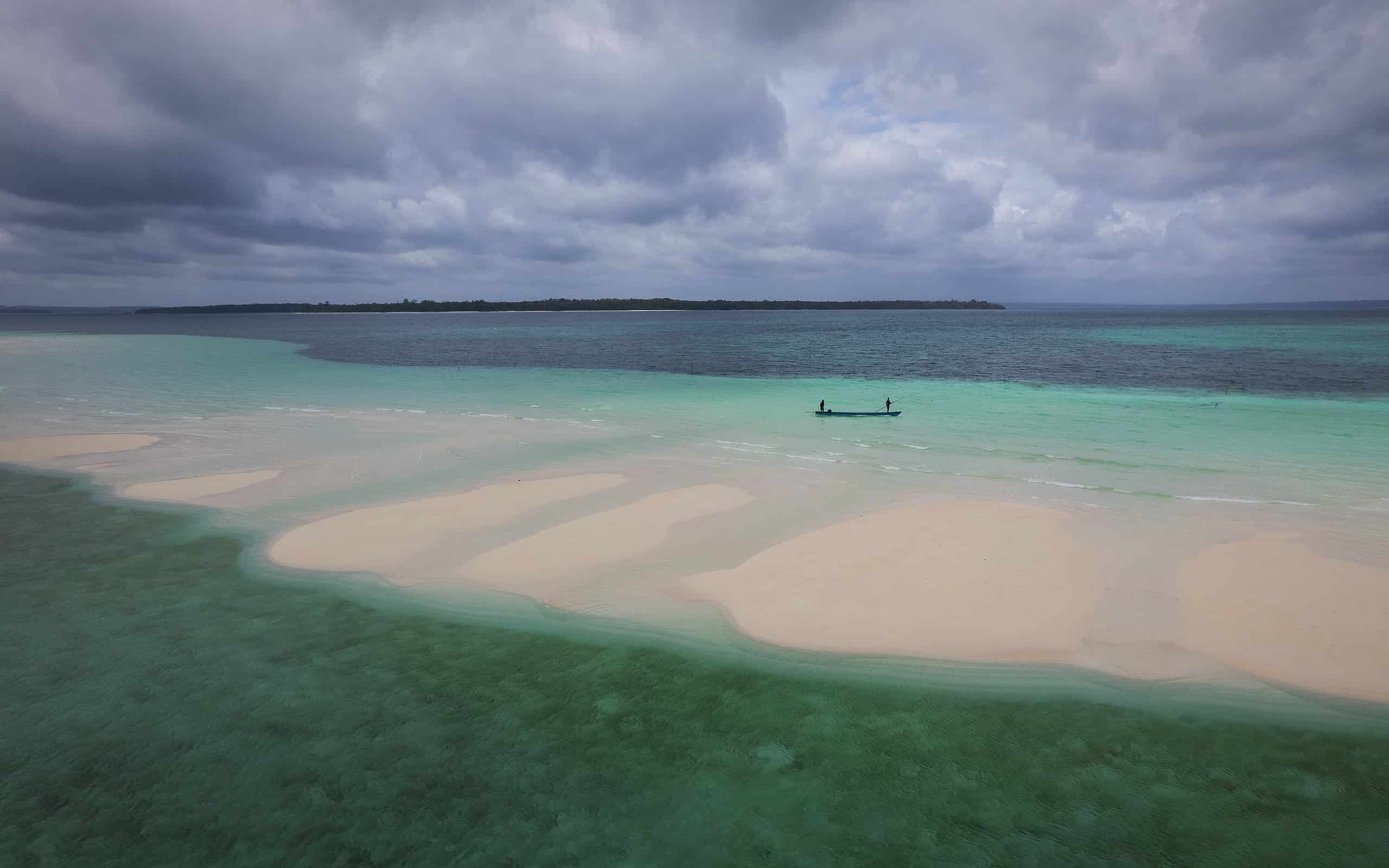 Banco di sabbia e spiaggia di Ngurtafur, acque turchesi delle isole Kei, Indonesia