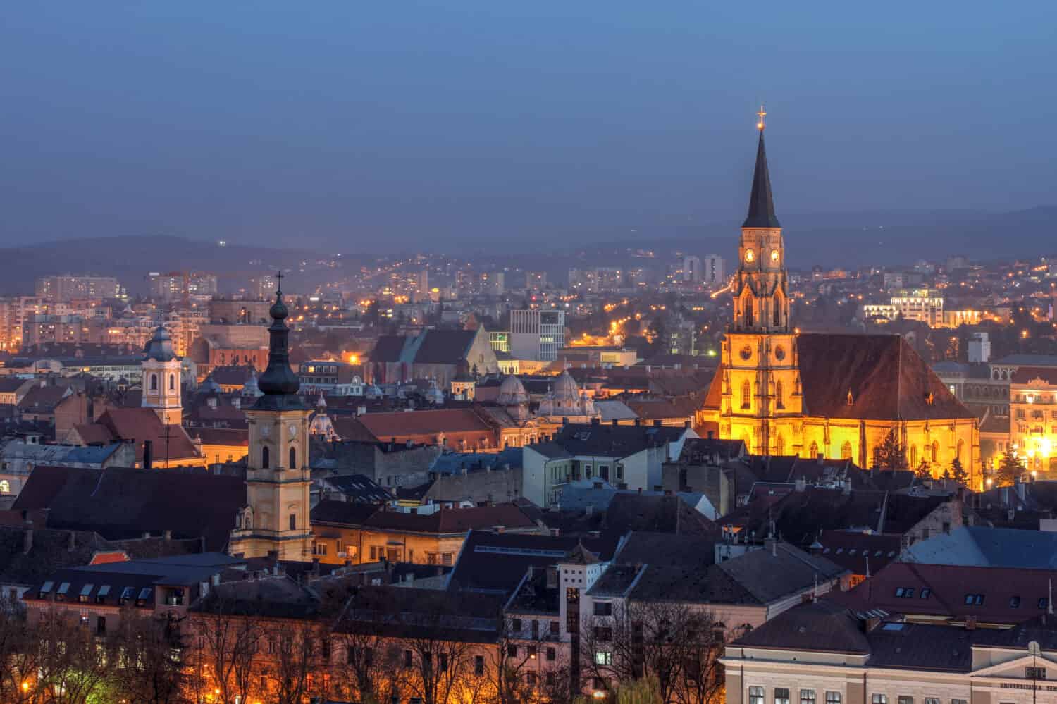 Skyline notturno di Cluj Napoca, Romania visto dalla collina della Cittadella.