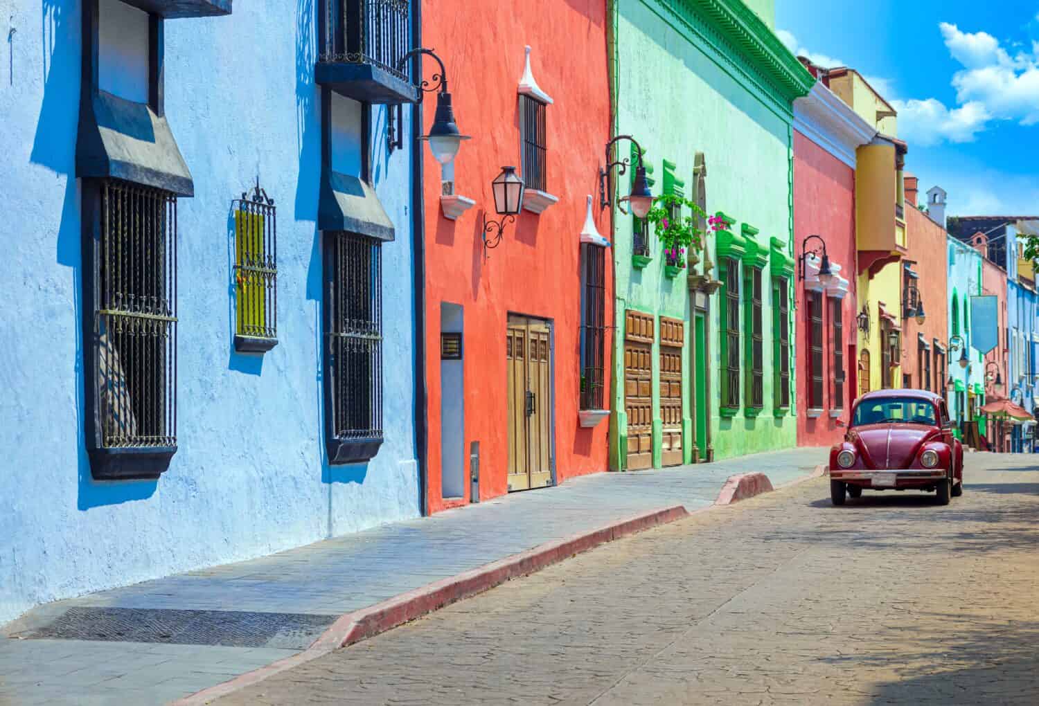 Architettura coloniale colorata e scenografica delle strade di Cuernavaca nel centro storico del Messico Morelos.