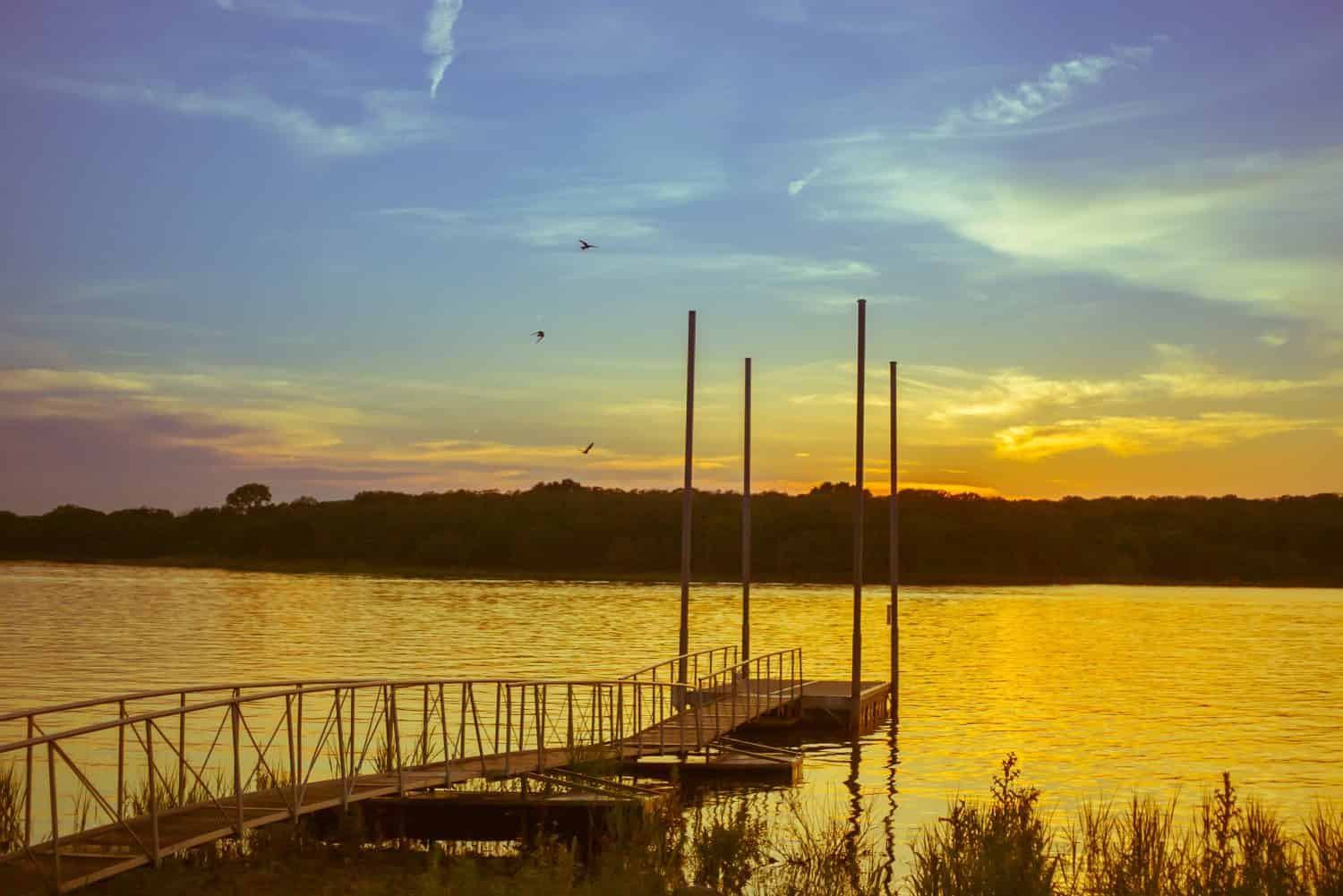 Tramonto dorato sopra il porto sul lago Thunderbird, Norman, Oklahoma