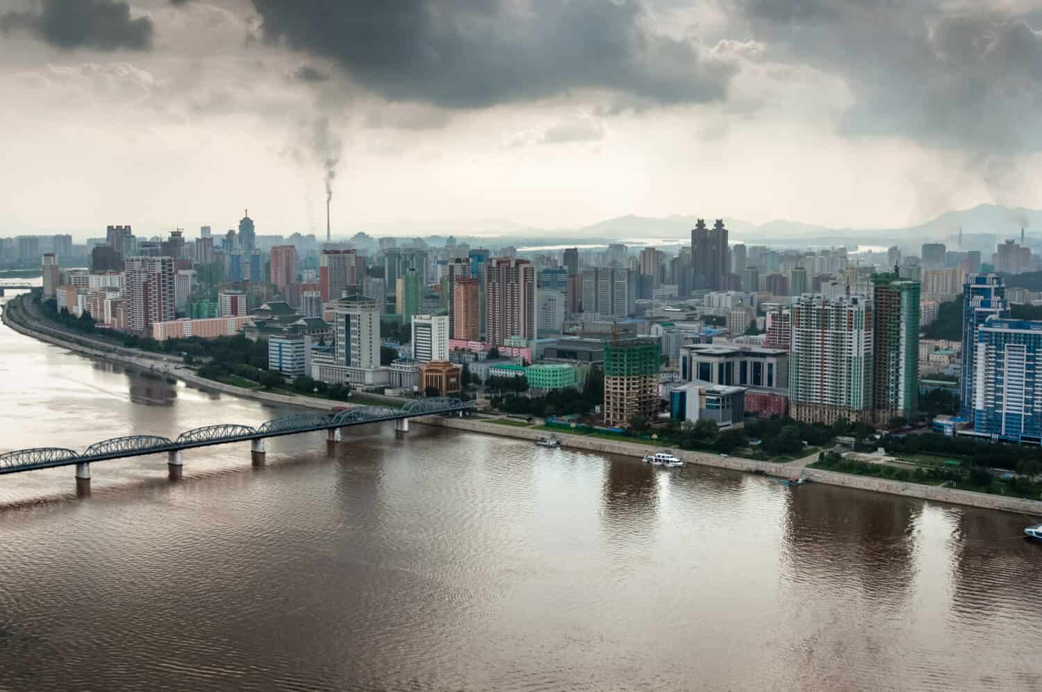 Paesaggio urbano della moderna Pyongyang dalla Torre Juche - capitale della Corea del Nord
