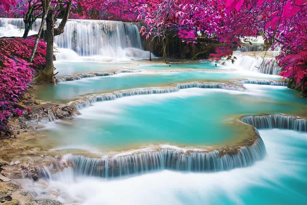 Acqua turchese della cascata Kuang Si