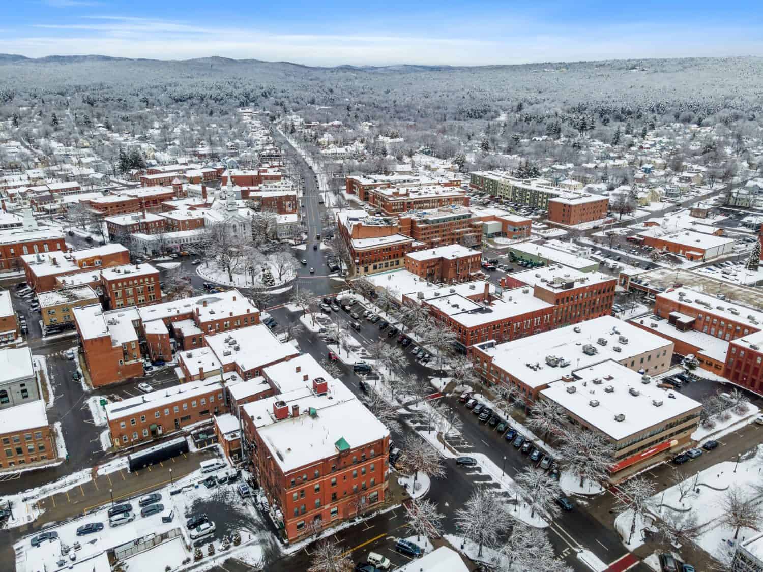 Una veduta aerea di edifici residenziali e strade coperte di neve a Keene, New Hampshire