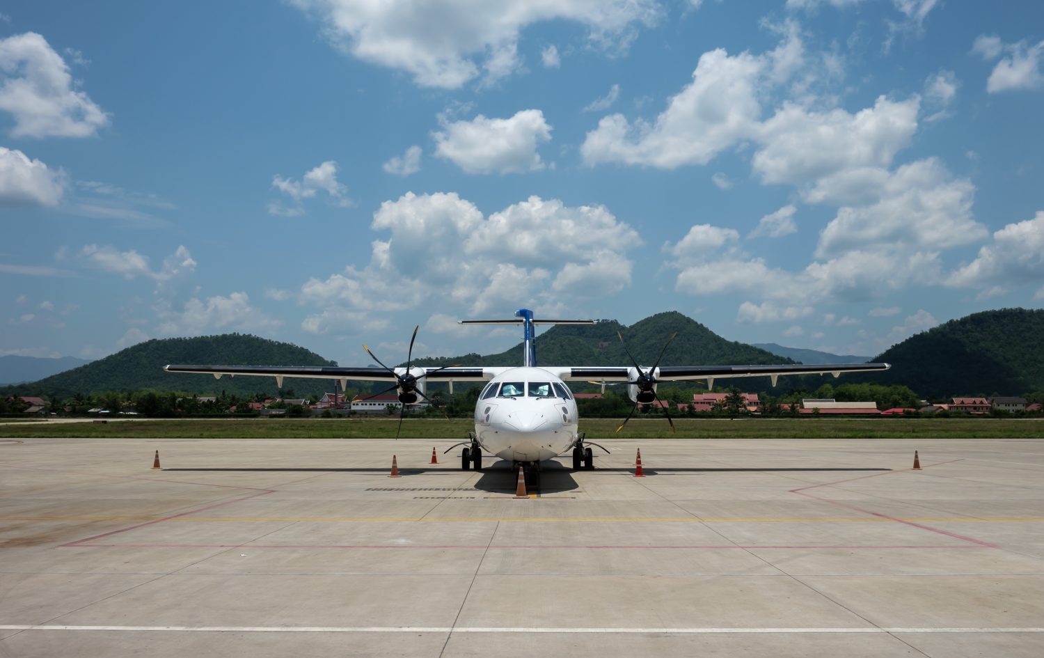 Un aereo, l'aeroporto internazionale di Luang Prabang