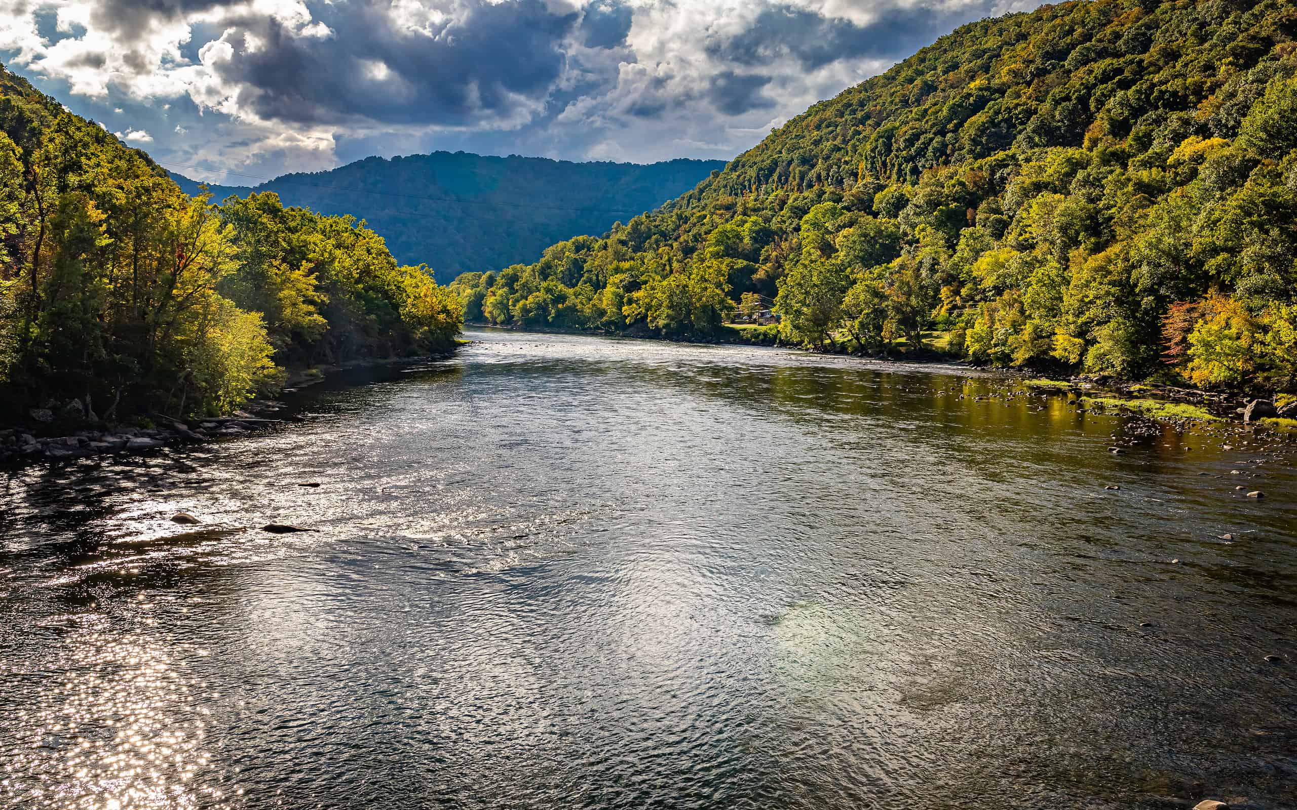 Il New River passa accanto a Prince West Virginia vicino al New River Gorge National Park and Preserve durante il cambiamento di colore delle foglie autunnali.