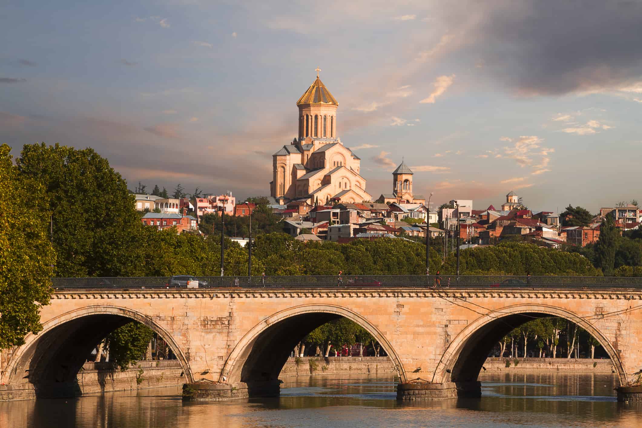 Ponte di Saarbrucken e Cattedrale di Sameba a Tbilisi, Georgia
