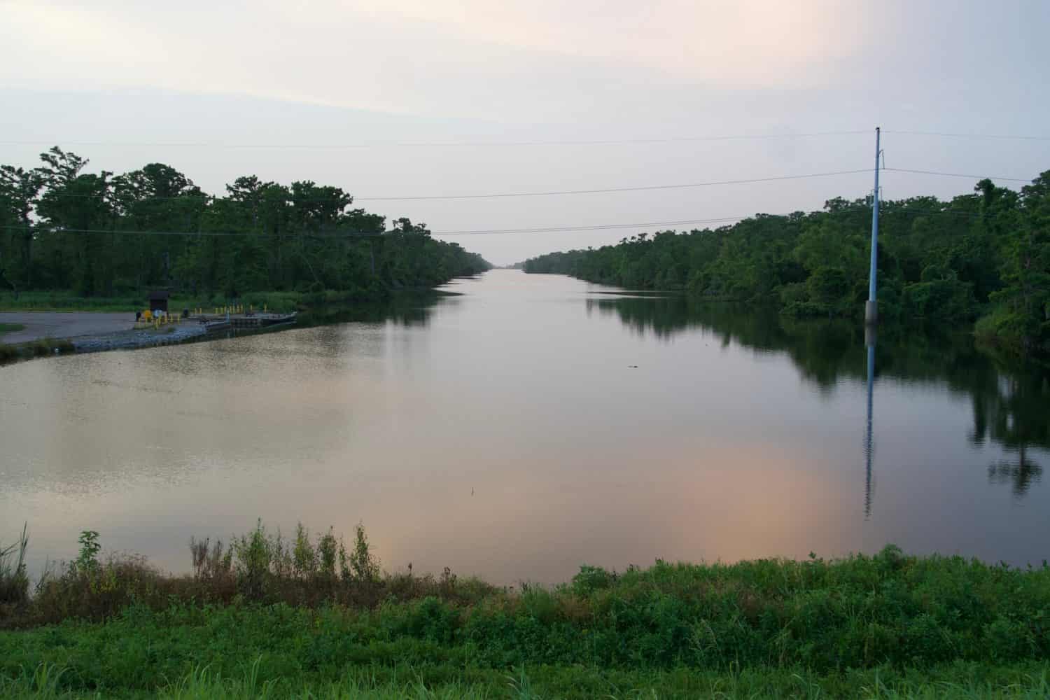 US 61 Bonnet Carré Spillway StCharles Parish Louisiana a circa 12 miglia (19 km) a ovest di New Orleans le acque alluvionali dal fiume Mississippi confluiscono nel lago Pontchartrain e da lì nel Golfo del Messico