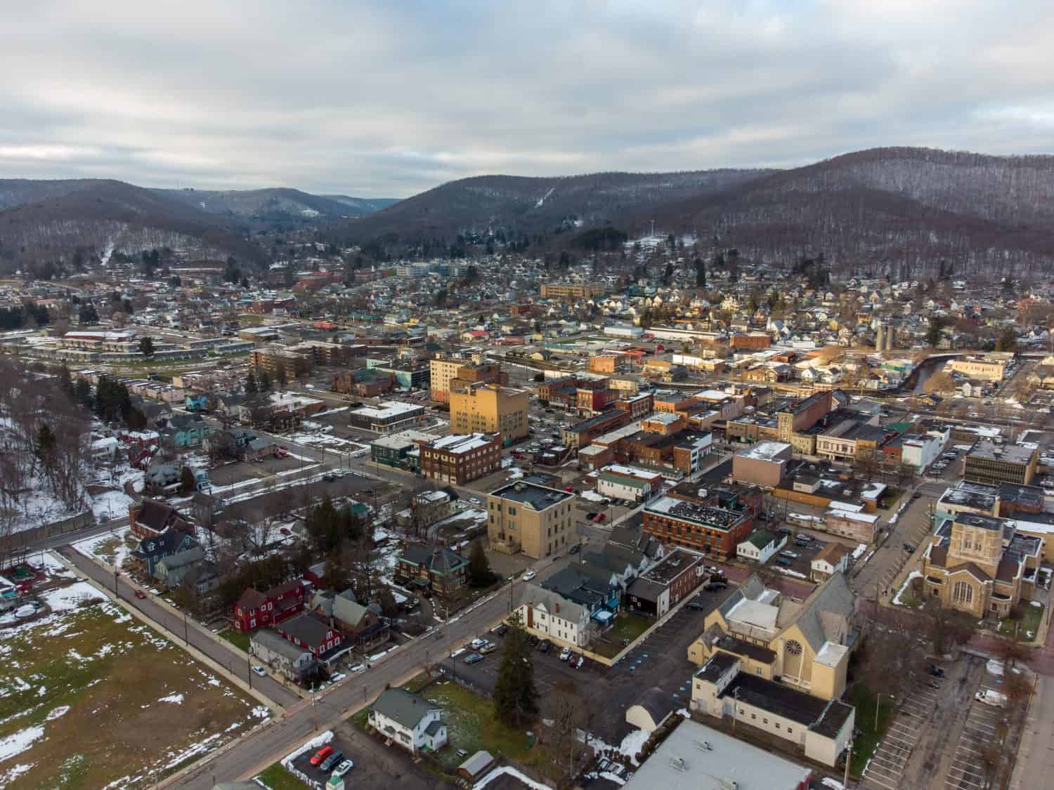 Una bellissima veduta aerea della città di Bradford, Pennsylvania in inverno.