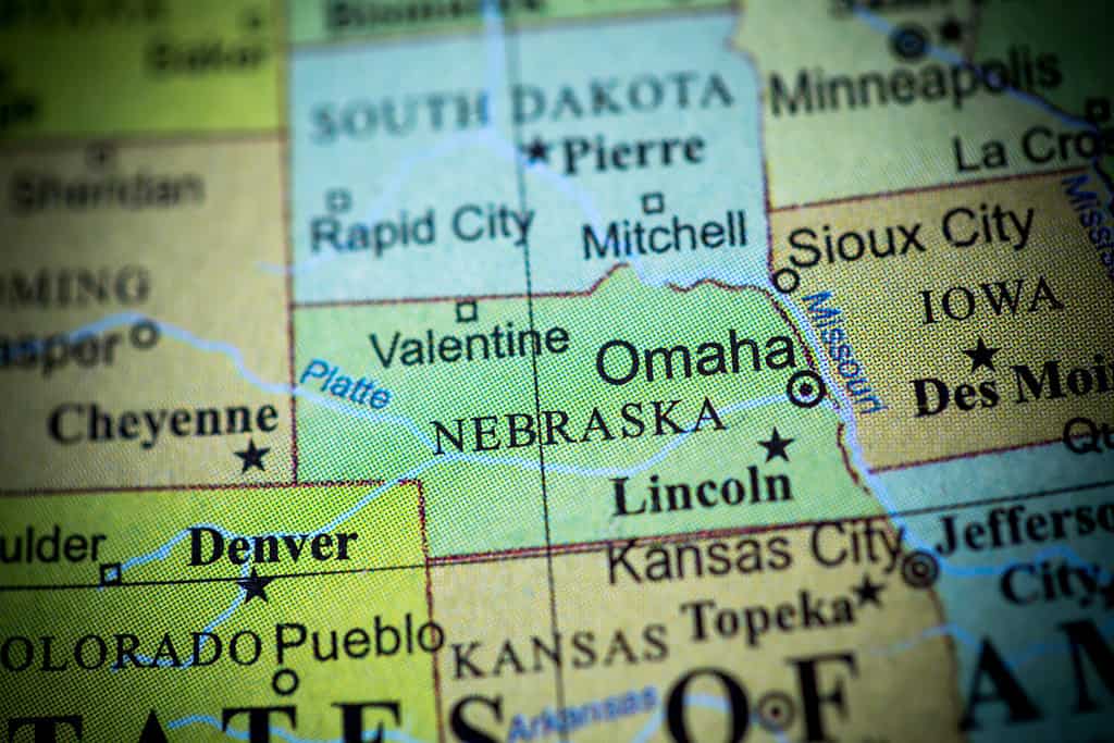 Visualizzazione della mappa del Nebraska su un globo geografico.  (vignetta)