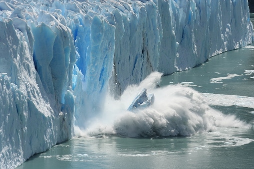 Scioglimento del ghiacciaio in un ambiente di riscaldamento globale