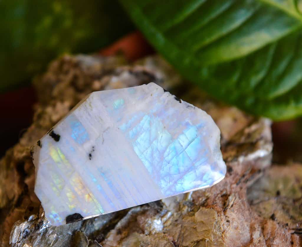 Pietra minerale Moonstone sulla decorazione