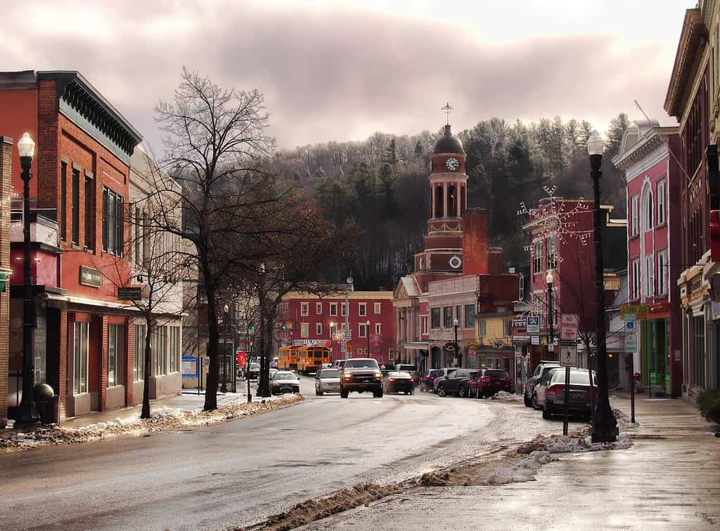 Il bellissimo paesino di Saranac Lake, New York, situato nell'Adirondack State Park in inverno