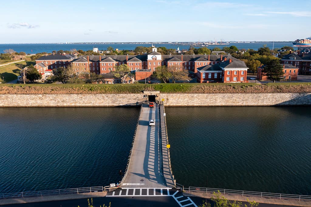 Veduta aerea delle auto che percorrono un ponte che conduce a Fort Monroe a Hampton