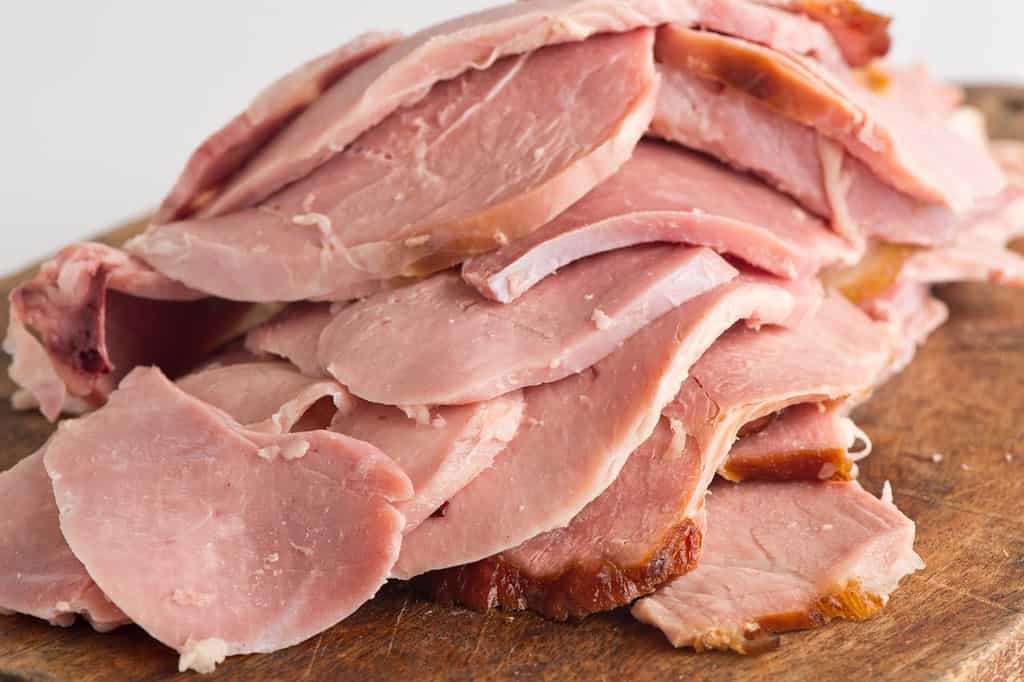 Prosciutto.  Prosciutto crudo stagionato.  Classico classico della salumeria o della macelleria.  Prosciutto intero, tagliato con il coltello da macellaio.  Il preferito del pranzo o della cena, la carne ideale per panini o servito con verdure.