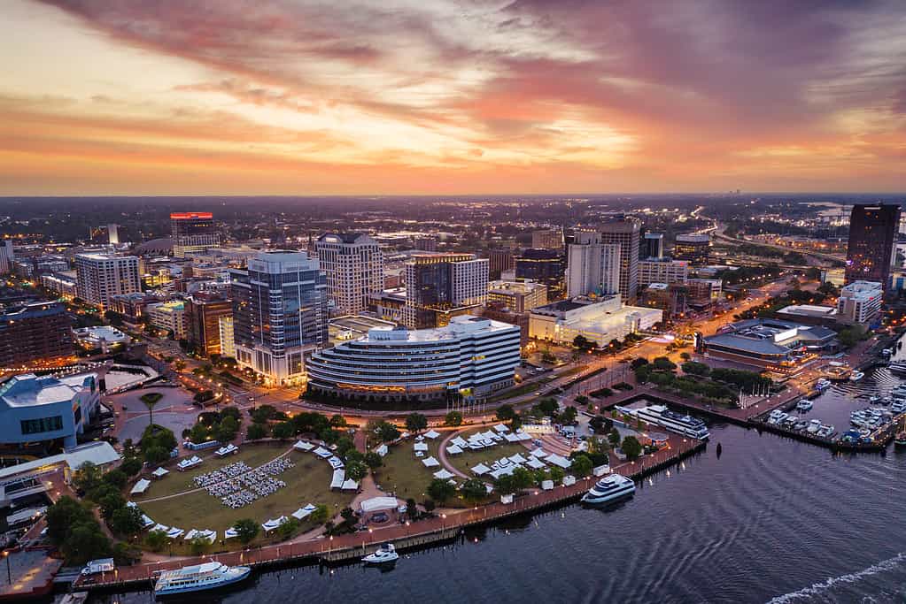 Norfolk, Virginia, Stati Uniti d'America skyline del centro città da sopra il fiume Elizabeth