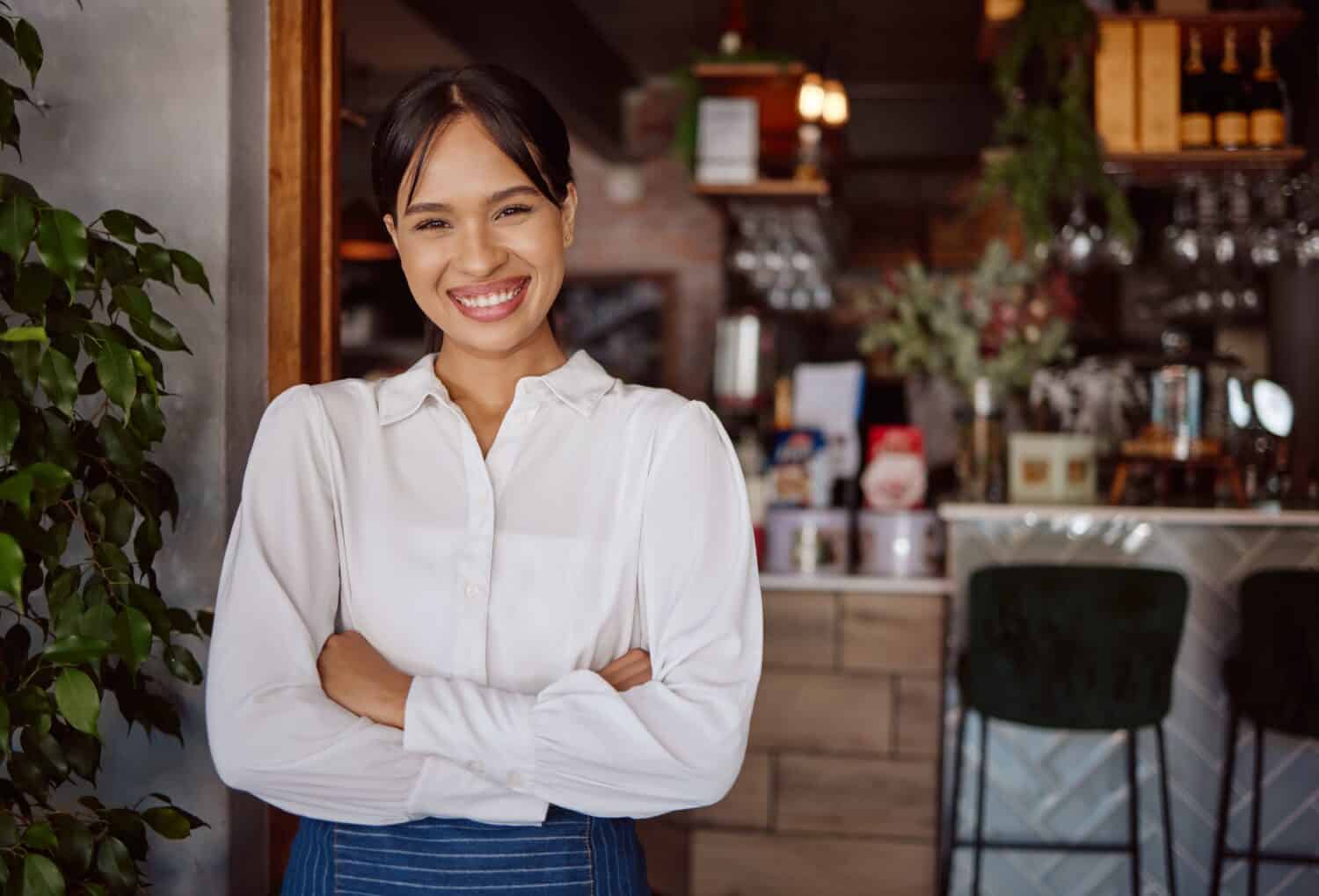 Successo di piccole imprese, bar ristorante e ritratto di donna felice leader nel settore dell'ospitalità in Costa Rica.  Gestore sicuro della caffetteria, servizio di ristorazione con cameriere con grembiule e benvenuto all'ingresso del negozio