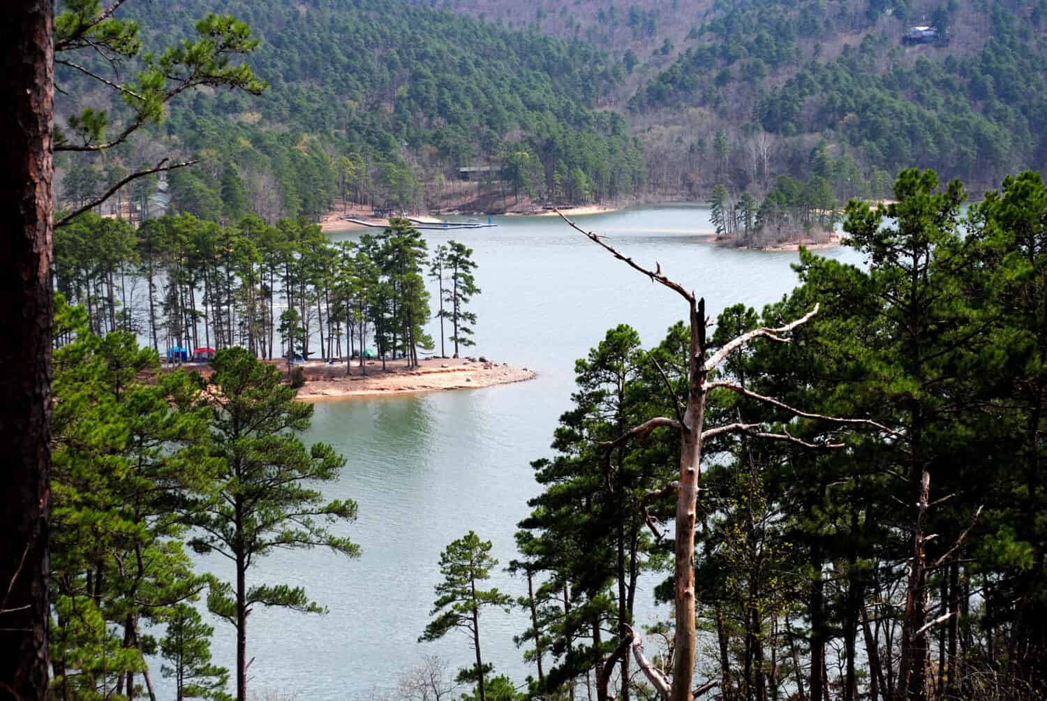 Bella vista panoramica sul lago dal sentiero di montagna sul lago Ouachita Arkansas