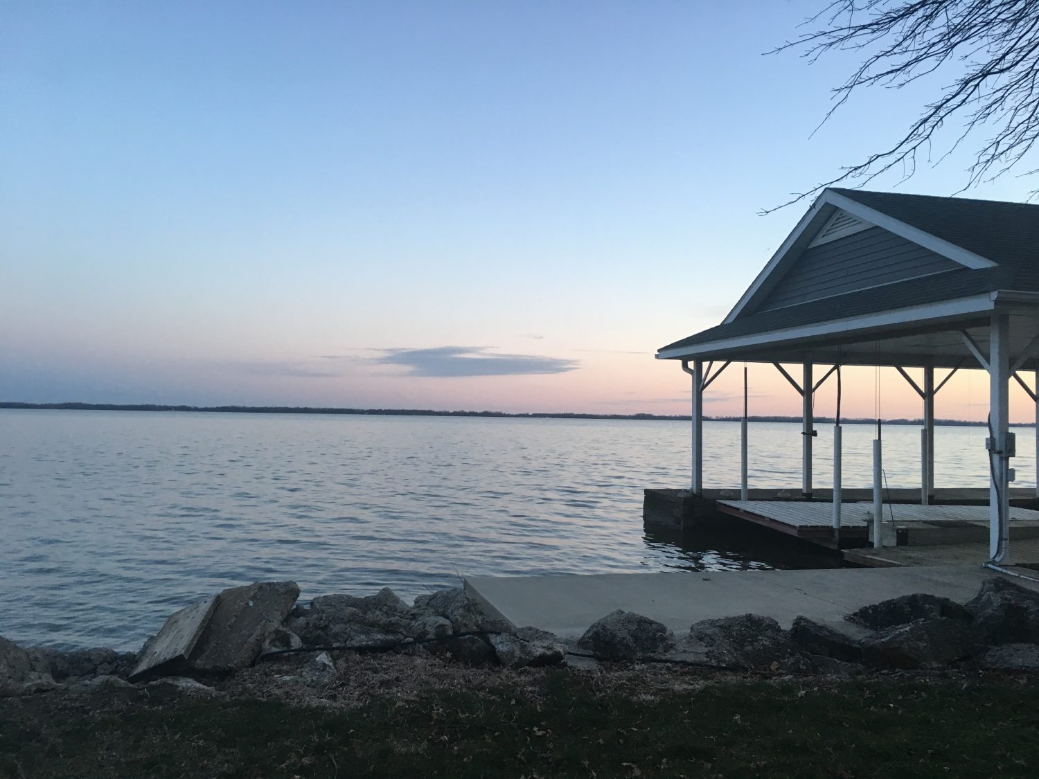 Il molo di Grand Lake St. Mary al tramonto