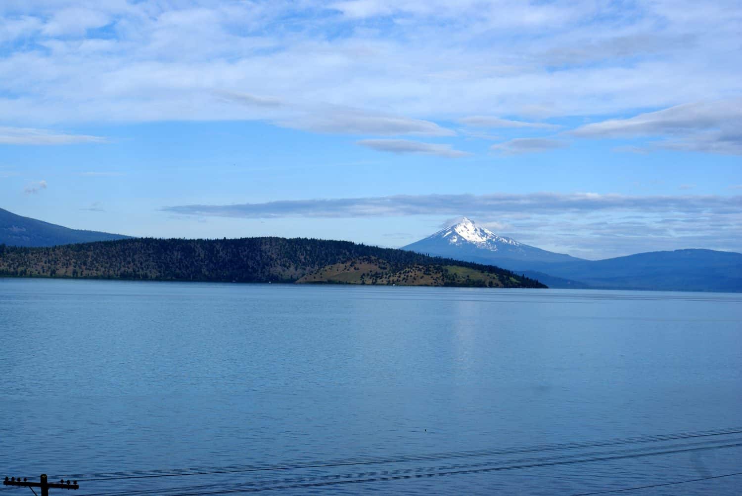 Lago Klamath superiore, lago d'acqua dolce poco profondo a est della Cascade Range nell'Oregon centro-meridionale, USA, ricco di pesci, alghe verdi-azzurre, picco innevato del Monte McLoughlin sullo sfondo.