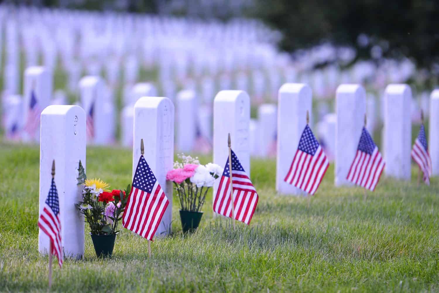 Cimitero Nazionale di Arlington con una bandiera accanto a ciascuna lapide durante il Memorial Day - Washington DC Stati Uniti