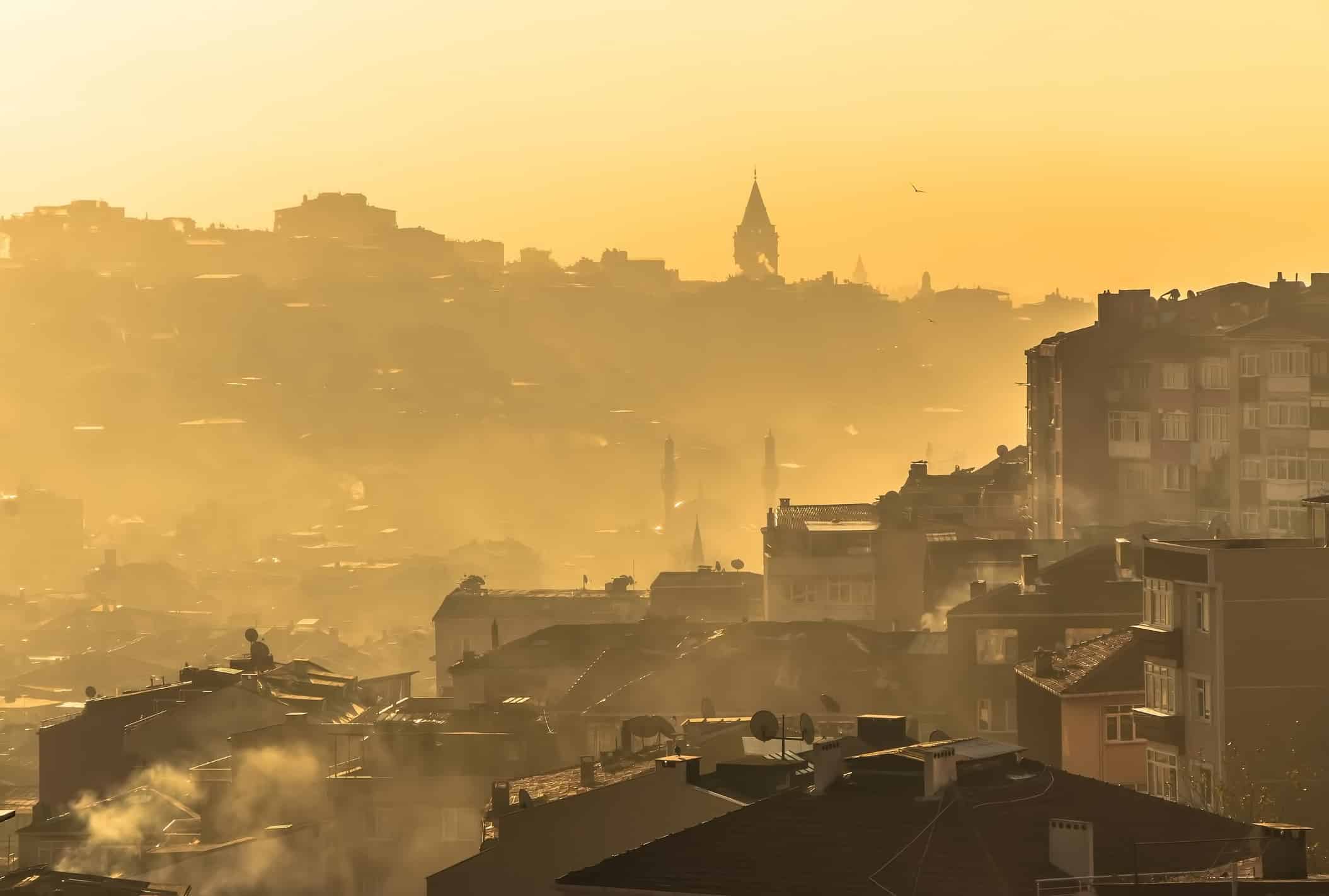 Skyline di Istanbul nello smog, inquinamento atmosferico