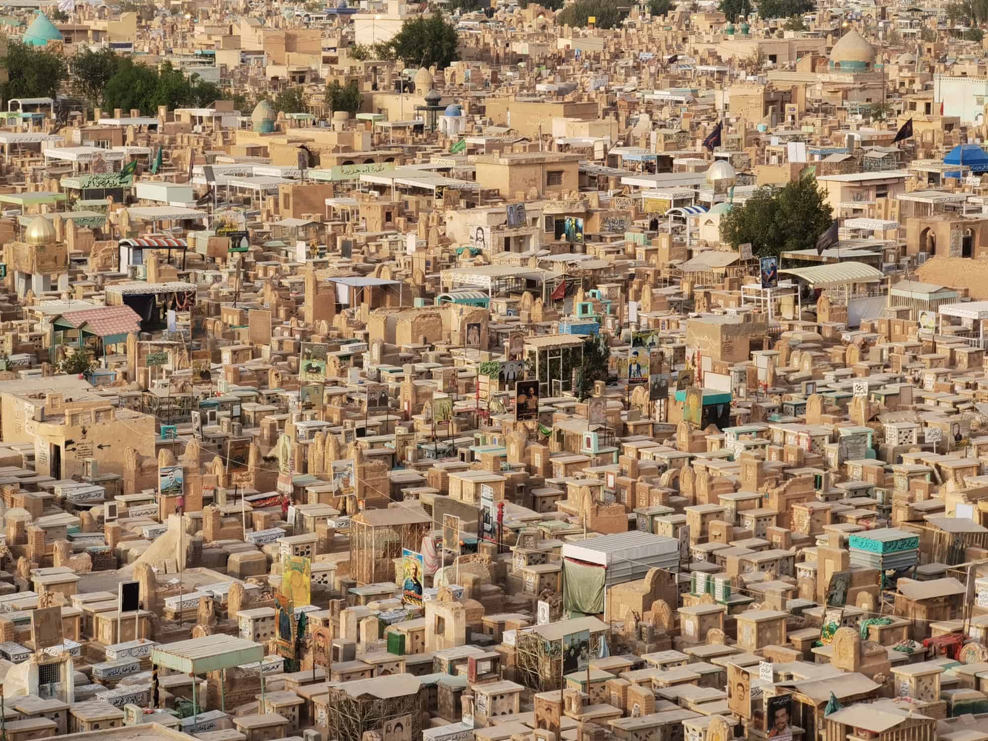 La vista panoramica del cimitero più grande del mondo a Najaf, in Iraq