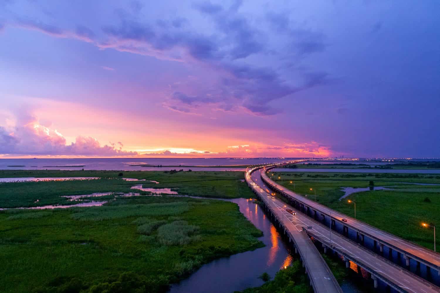 Tramonto sulla costa del Golfo dell'Alabama su Mobile Bay