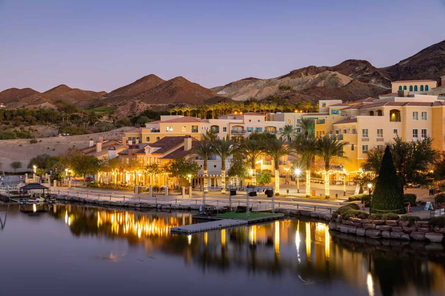 Vista al tramonto del bellissimo paesaggio intorno alla zona del Lago Las Vegas in Nevada