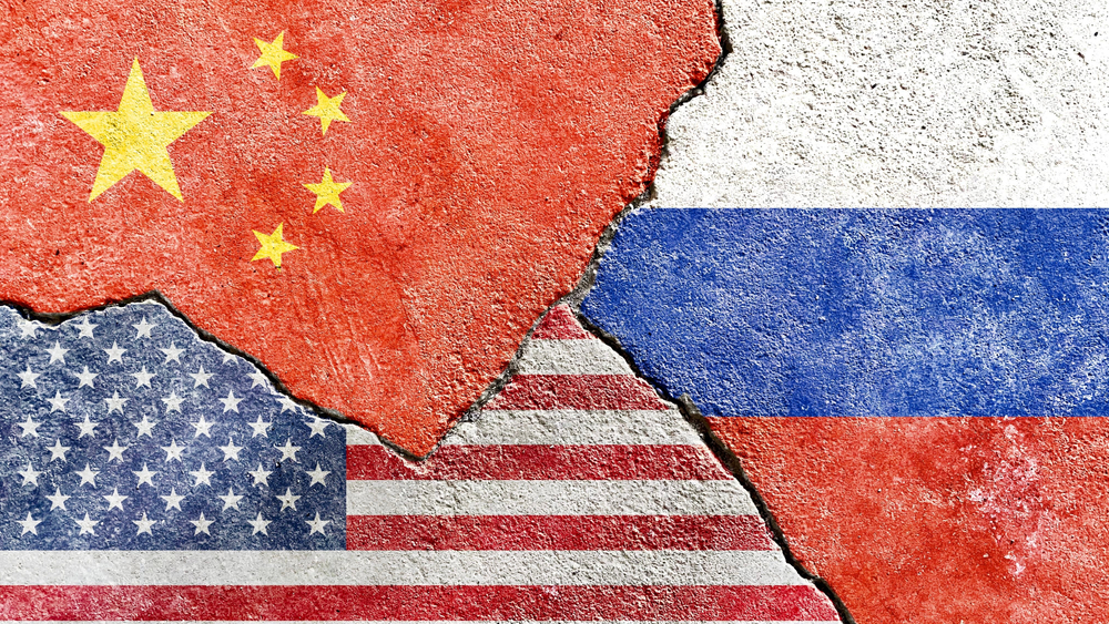 Cina VS USA (Stati Uniti) VS Russia bandiere nazionali sul muro rotto con crepe sullo sfondo, astratto Cina USA Russia politica internazionale rapporto conflitti concetto