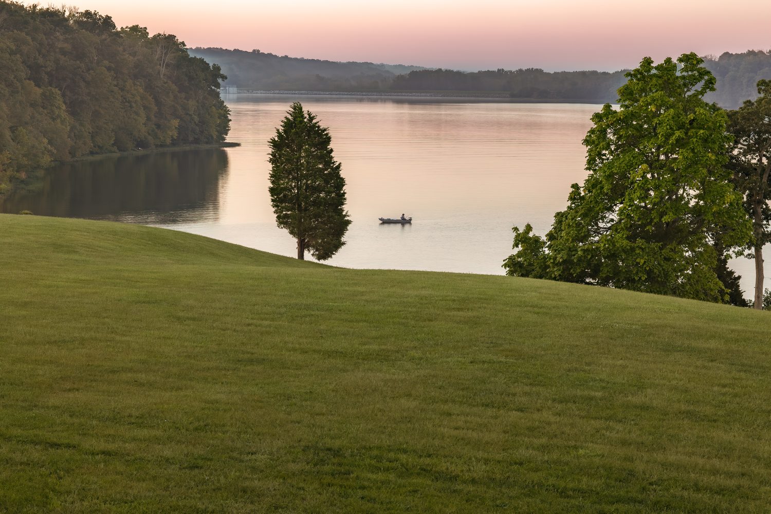 Piccola barca da pesca sul lago Acton nel Hueston Woods State Park, Ohio all'alba