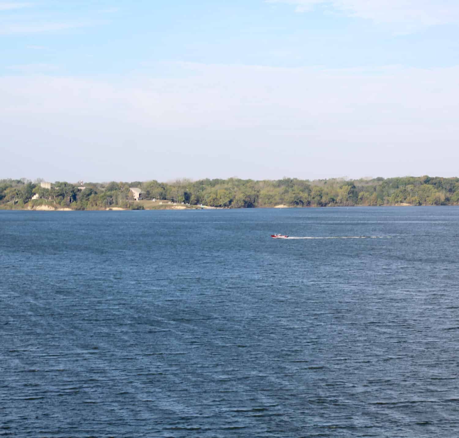 Il bellissimo lago del Deer Creek State Park in Ohio in una luminosa giornata di sole.