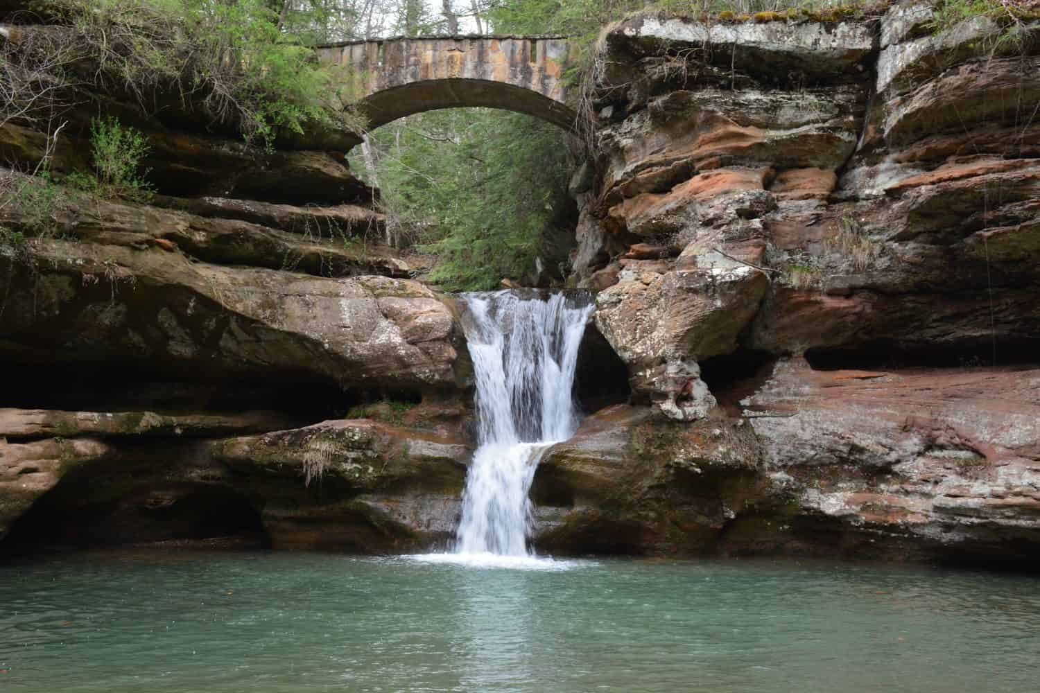 Cascata e ponte della grotta del vecchio uomo di Hocking Hills OH