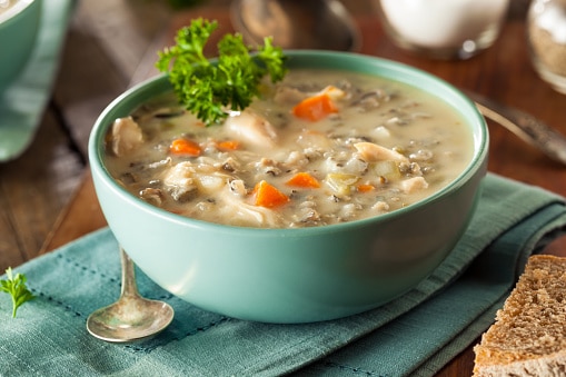 Zuppa di riso selvatico e pollo fatta in casa