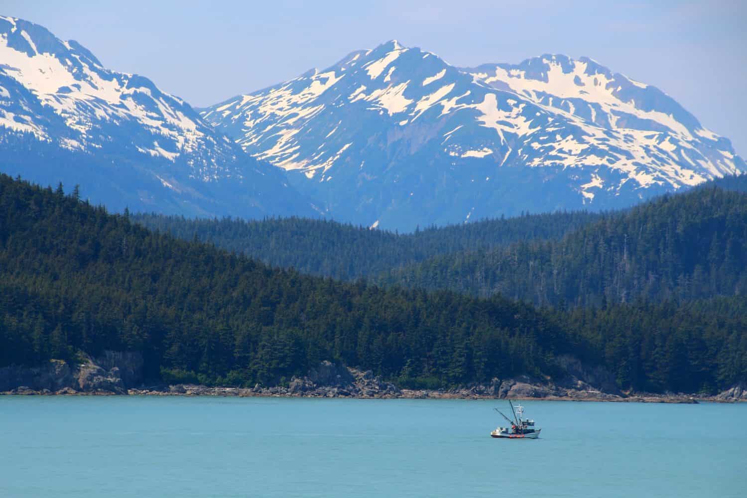 Alaska, paesaggio montano nel Golfo dell'Alaska, un braccio dell'Oceano Pacifico nell'Alaska meridionale tra la penisola dell'Alaska e l'isola di Kodiak