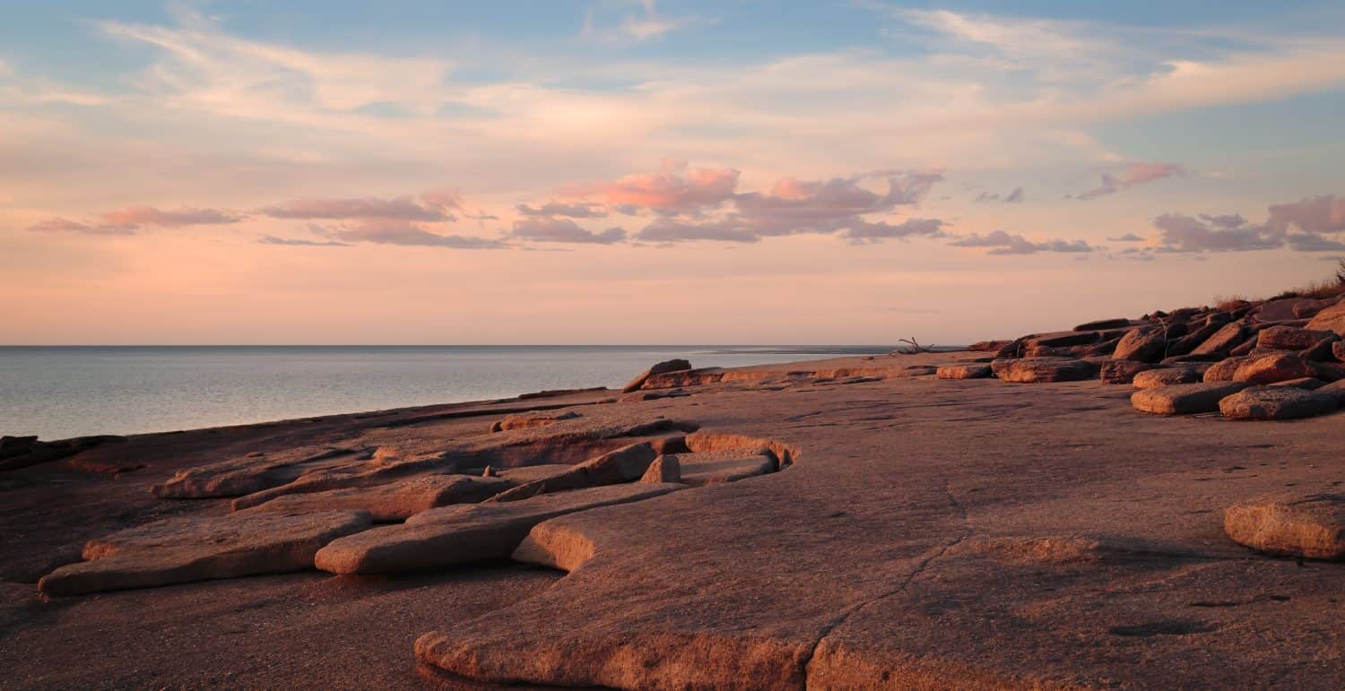 Spiaggia rocciosa a Karumba sul Golfo di Carpentaria, Australia