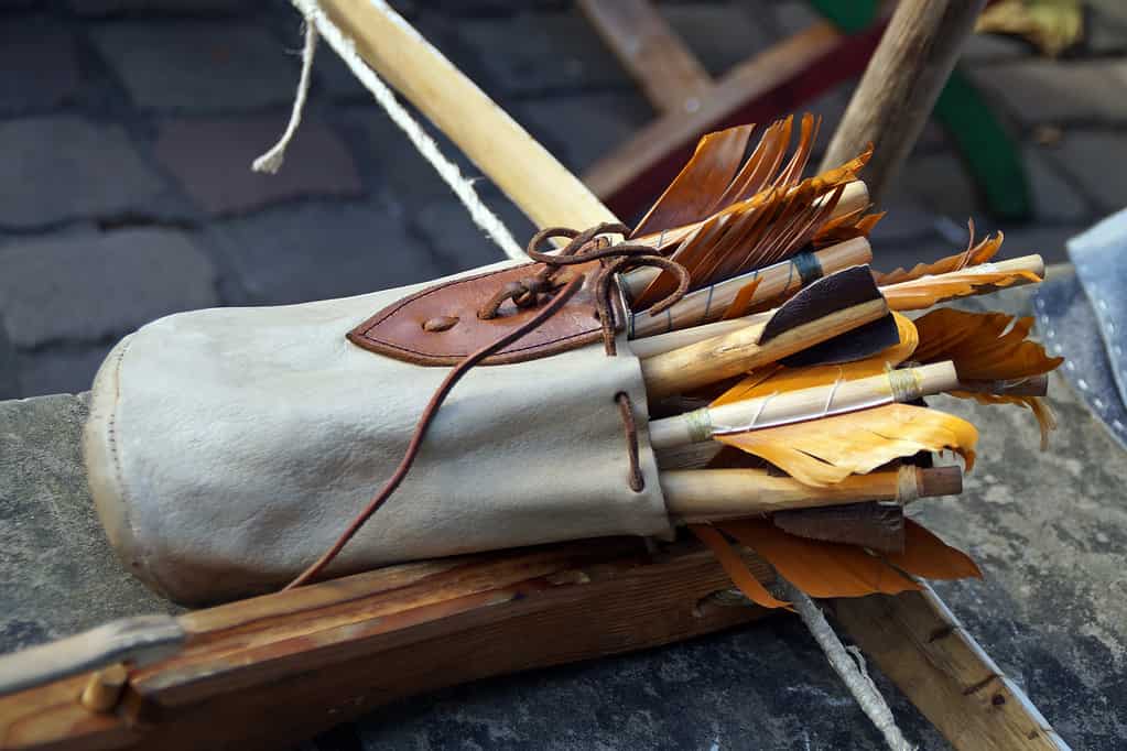 Primo piano di una faretra a freccia sopra l'arco