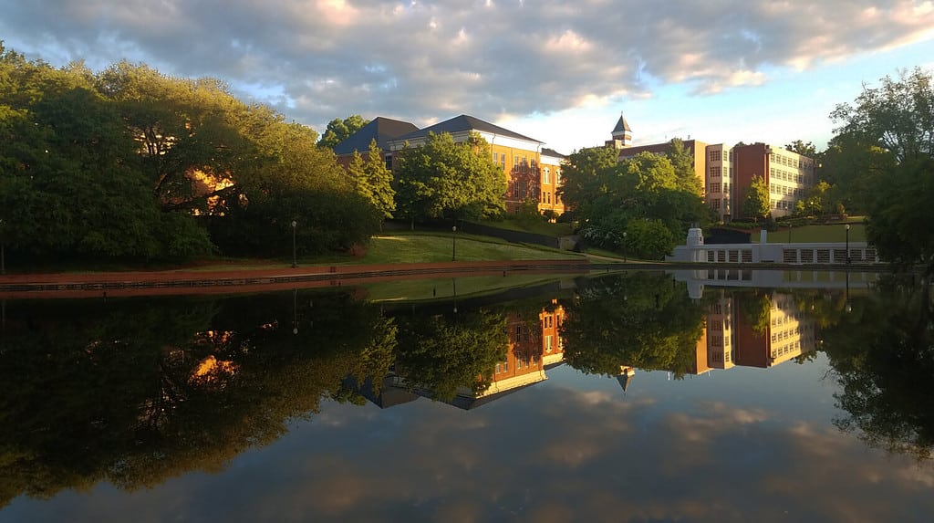 Riflessione dell'edificio della Clemson University all'alba