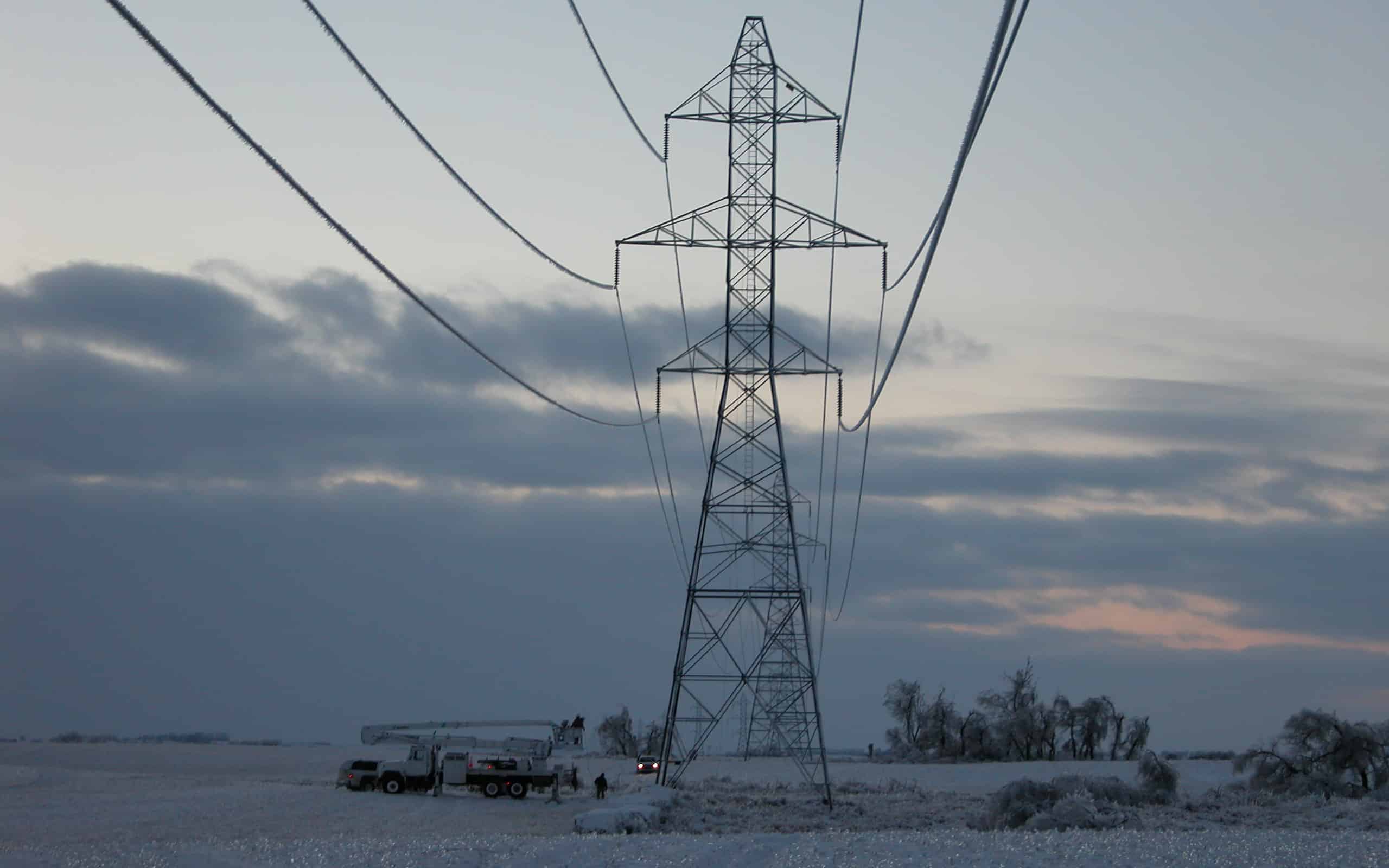 Dopo una tempesta di ghiaccio all'inizio di dicembre 2005, le squadre occidentali sono uscite per ripristinare i cavi conduttori e le fibre ottiche tra Granite Falls, Minnesota, e Watertown, South Dakota.