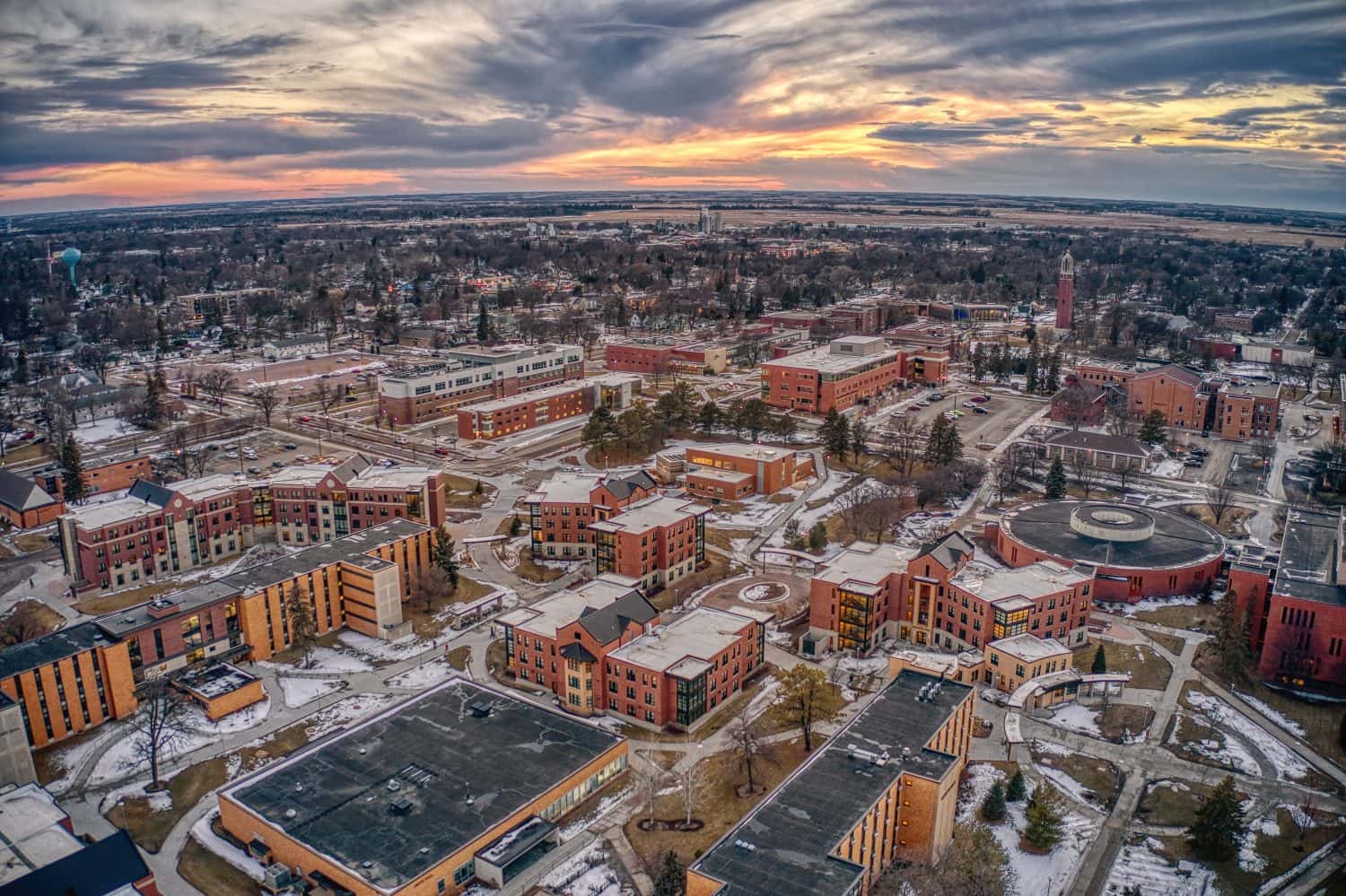 Veduta aerea di un'università al tramonto a Brookings, South Dakota