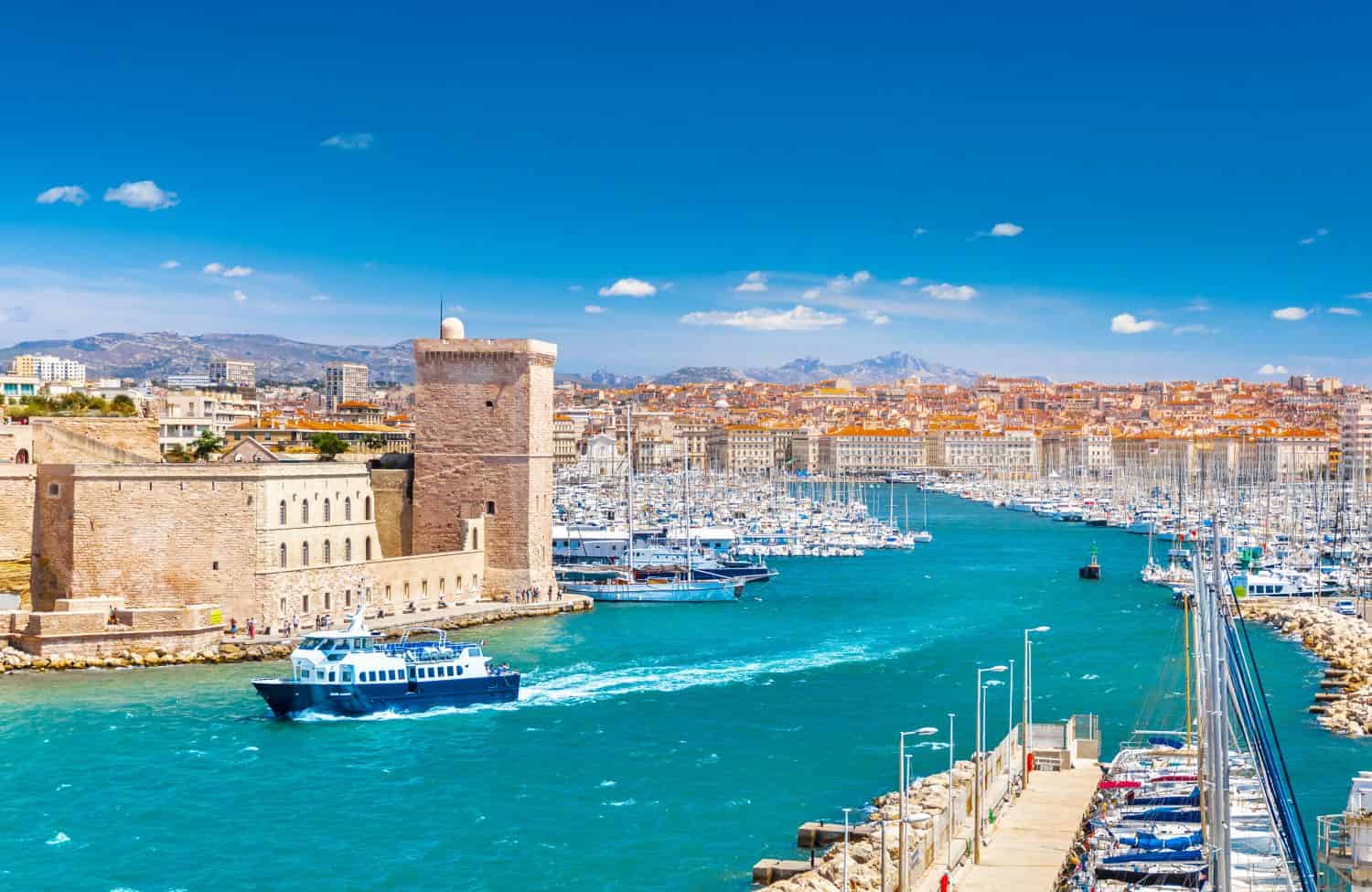 Vista panoramica aerea del porto vecchio di Marsiglia con yacht e barche e la città, le montagne sullo sfondo.  Marsiglia, Provenza, Francia.  Vacanze in Francia