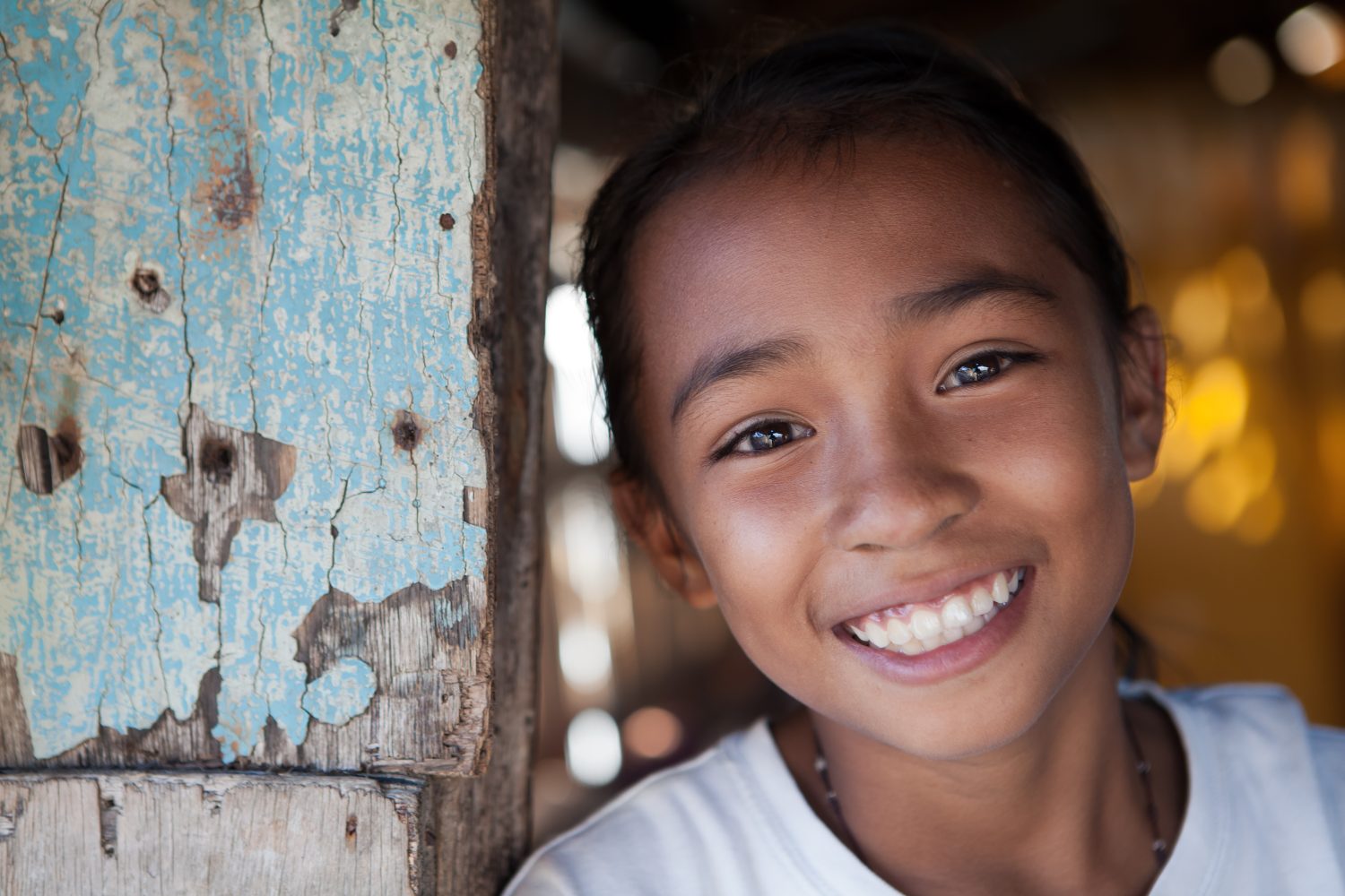Ritratto di una ragazza filippina sorridente del quartiere povero delle Filippine.