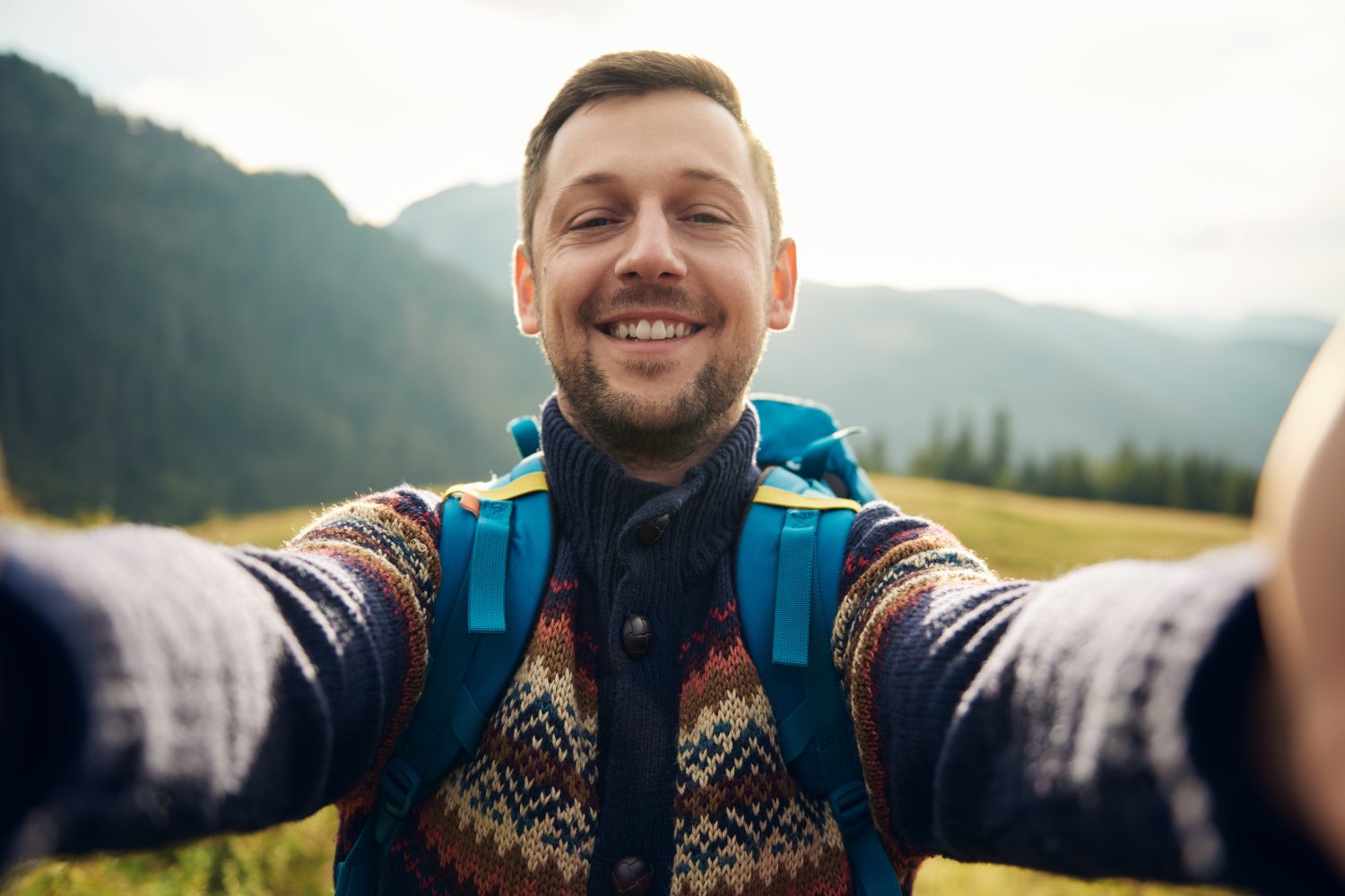 Viandante sorridente che prende un selfie all'aria aperta